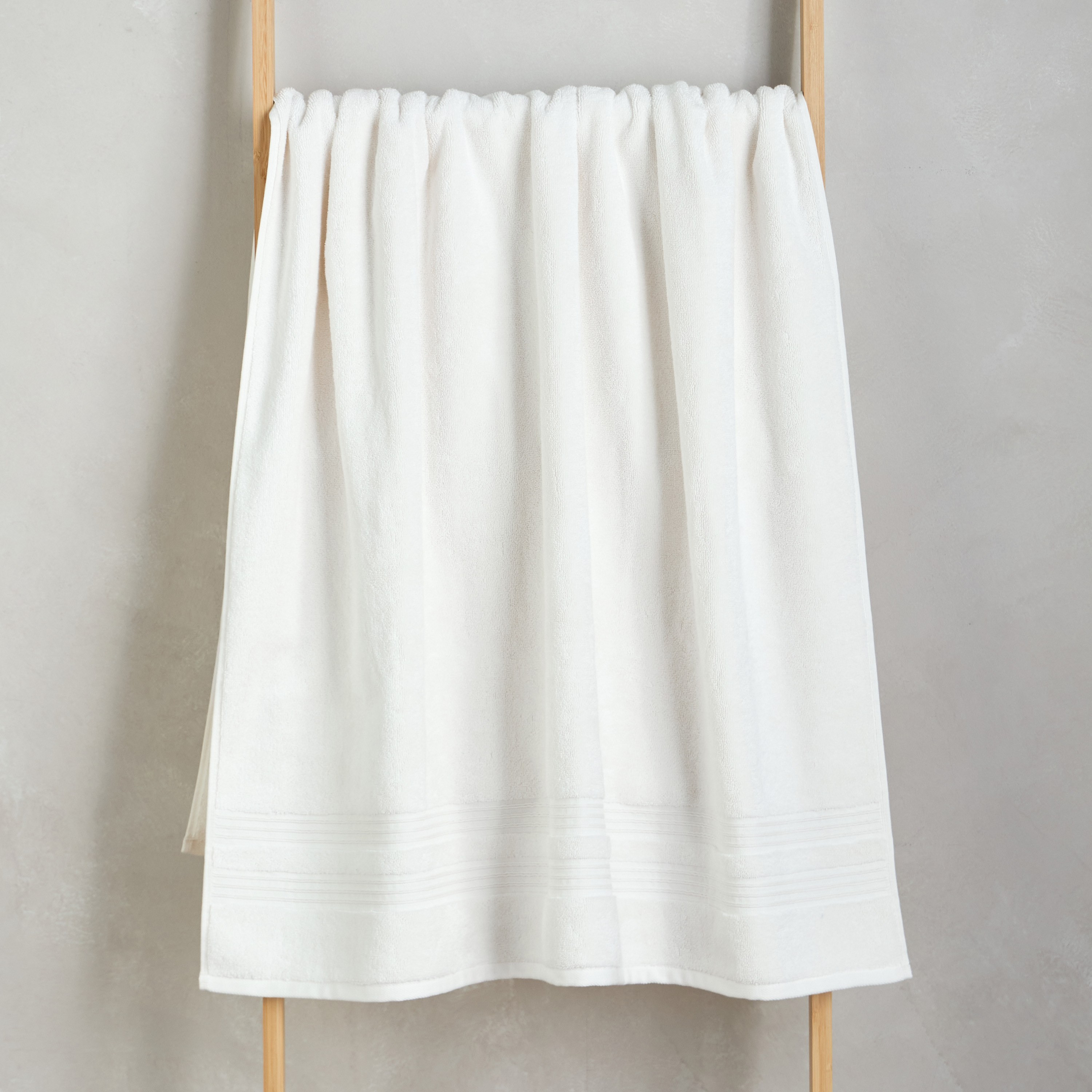 منشفة حمام قطنية بكثافة 650 جرام لكل متر مربع - ريتريت - 70×140 سم-household-bathandlaundry-bathlinen-towels-image-2