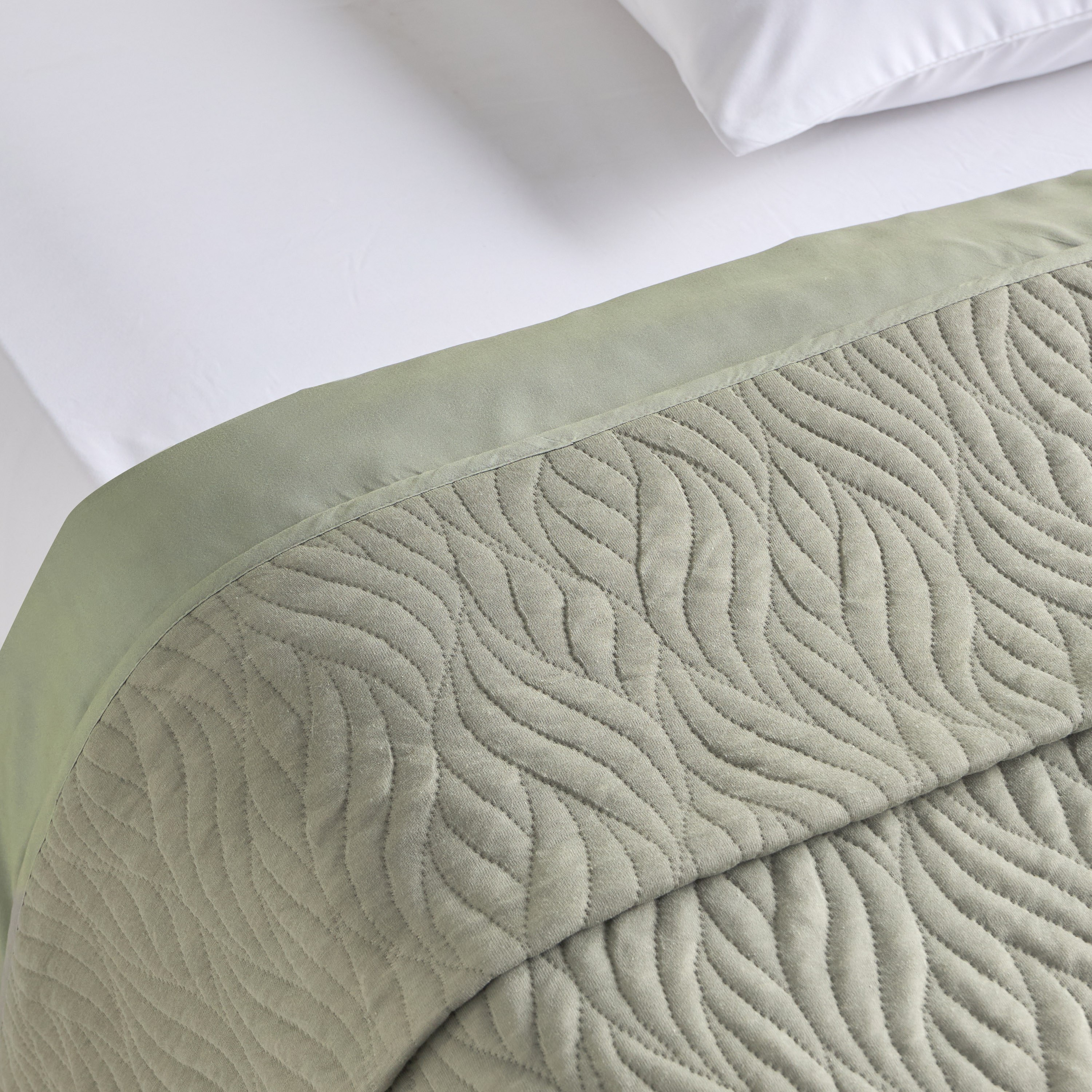 Verdant Liya Quilted Queen Bedspread - 220x240 cm-household-bedding-comfortersandbedspreads-bedspreads-image-4