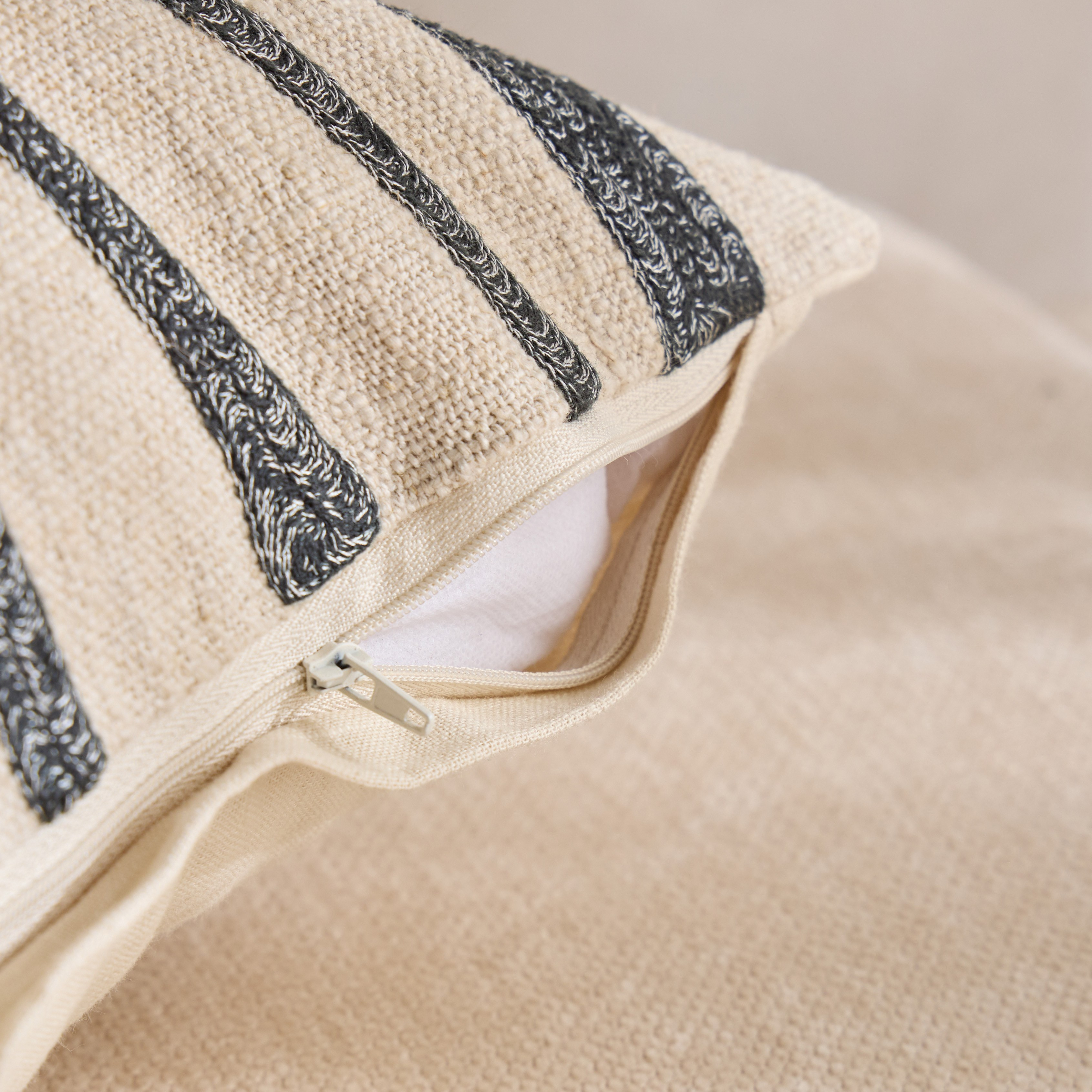 غطاء وسادة مطرز بغرزة السلسلة - أنتيك إنك - 50×50 سم-household-cushionsandthrows-cushioncovers-image-3