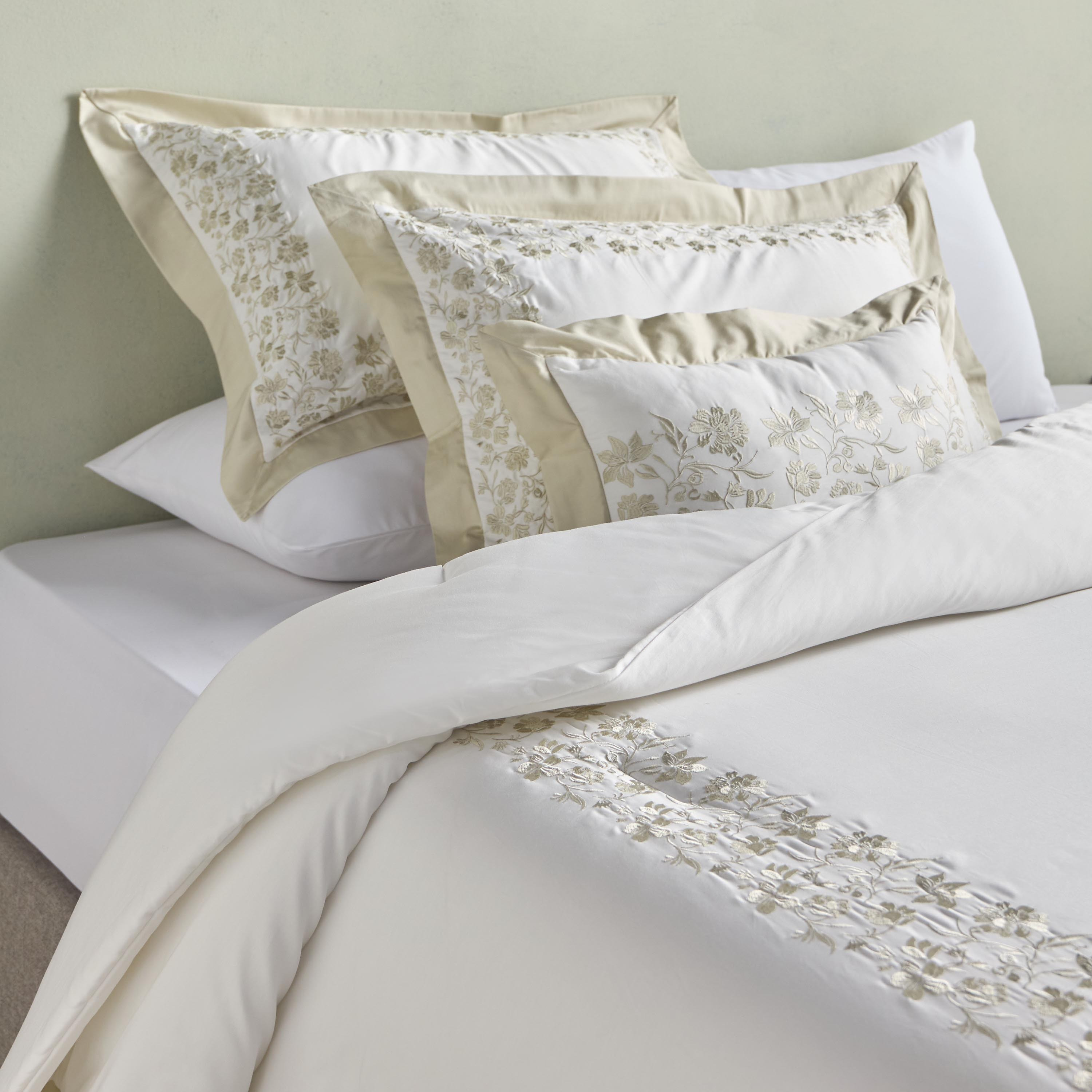 طقم لحاف قطن مقاس سوبر كينج 4 قطع مطرزة - فريسكو فيصل - 240x260 سم-household-bedding-comfortersandbedspreads-comforters-image-1