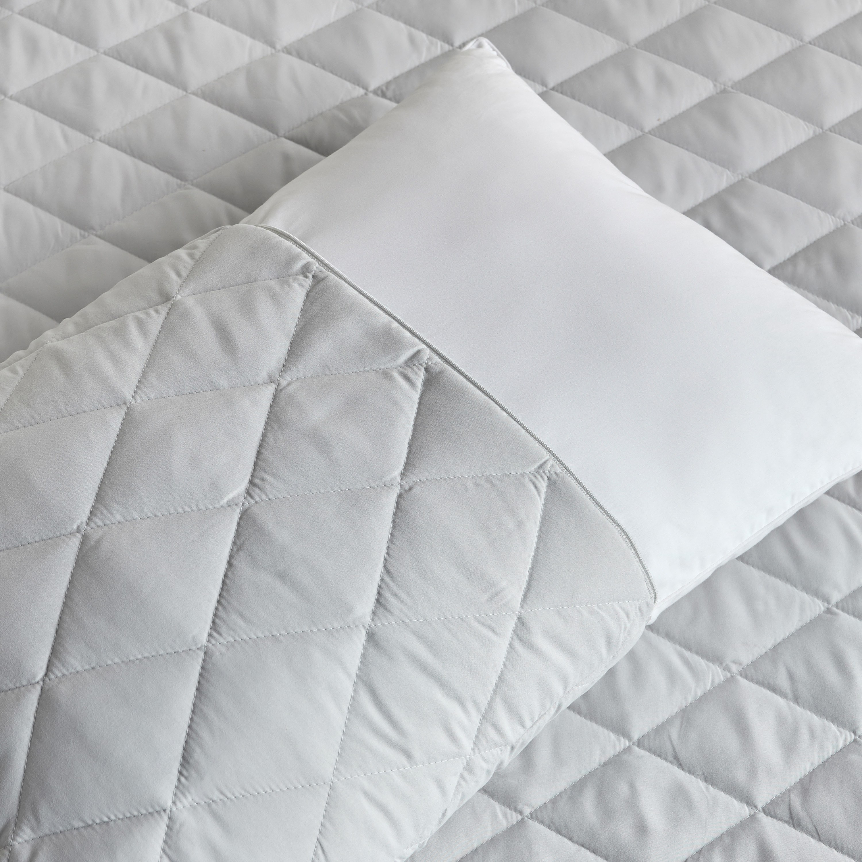 واقي وسادة قياسي مقاوم للماء من الألياف الدقيقة - 50x75 سم-household-bedding-mattresstoppersandprotectors-pillowprotectors-image-1