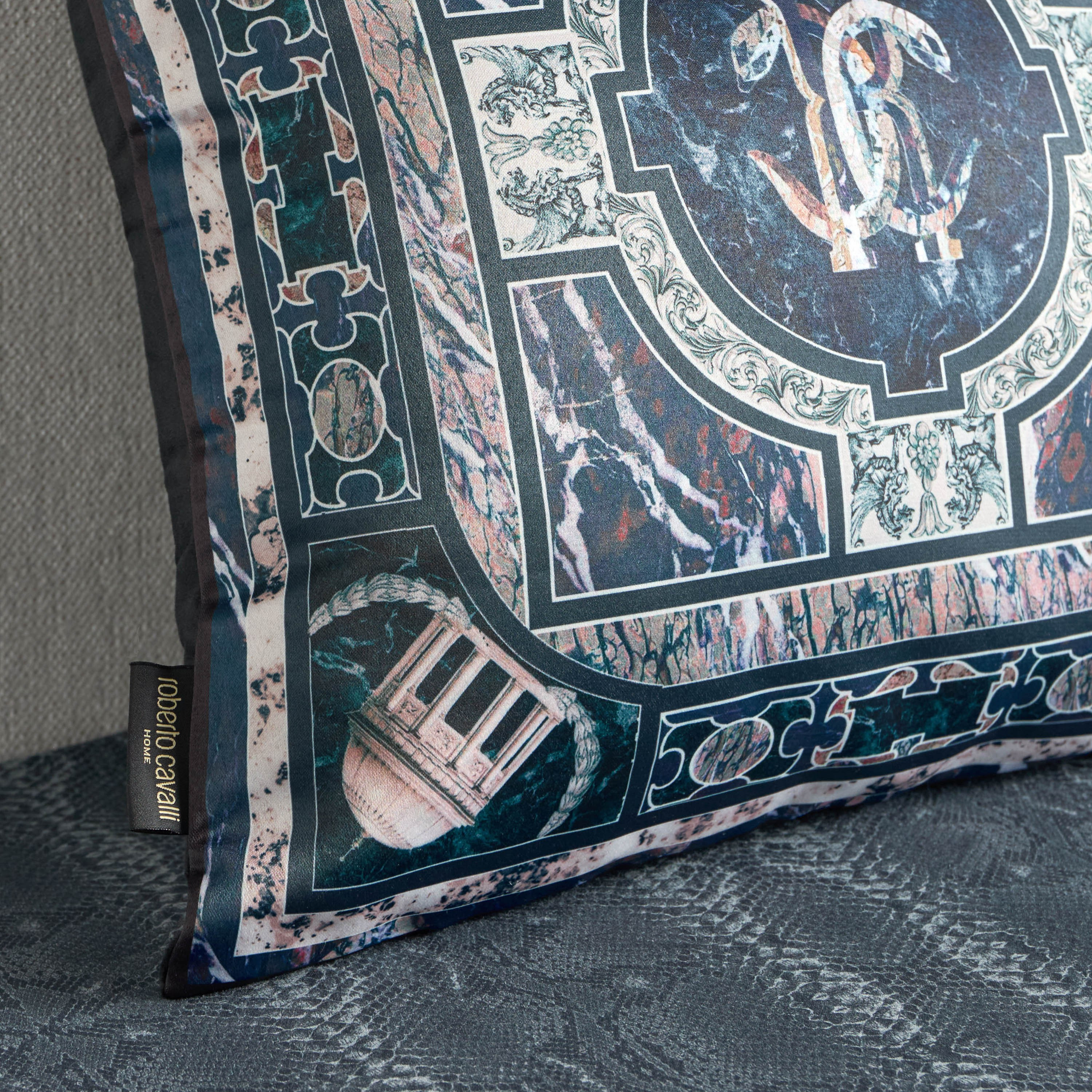 غطاء وسادة بطبعات - روبرتو كافالي - 50x50 سم-household-cushionsandthrows-cushioncovers-image-2