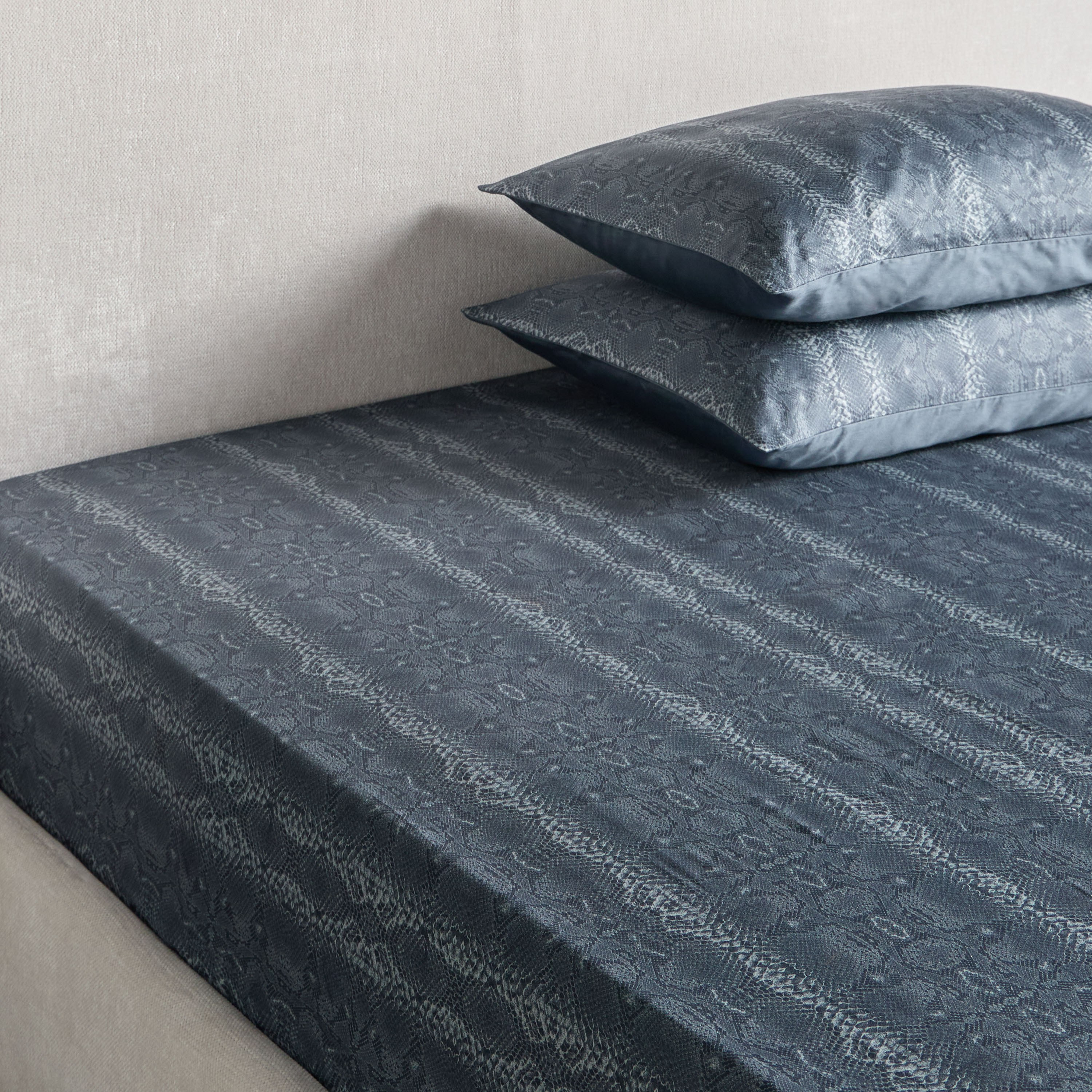 شرشف مطاطي قطن سوبر كينج - هوم من روبرتو كافالي - 200x205 سم-household-bedding-sheetsandpillowcases-fittedsheets-image-3