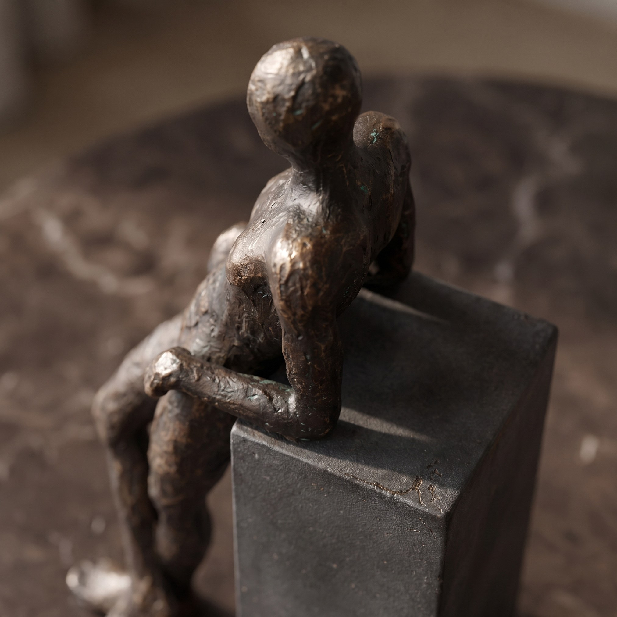 تمثال رجل واقف رحيل من الراتنج - نوماد - 28 سم-household-decor-decorativeobjectsandsculptures-image-2