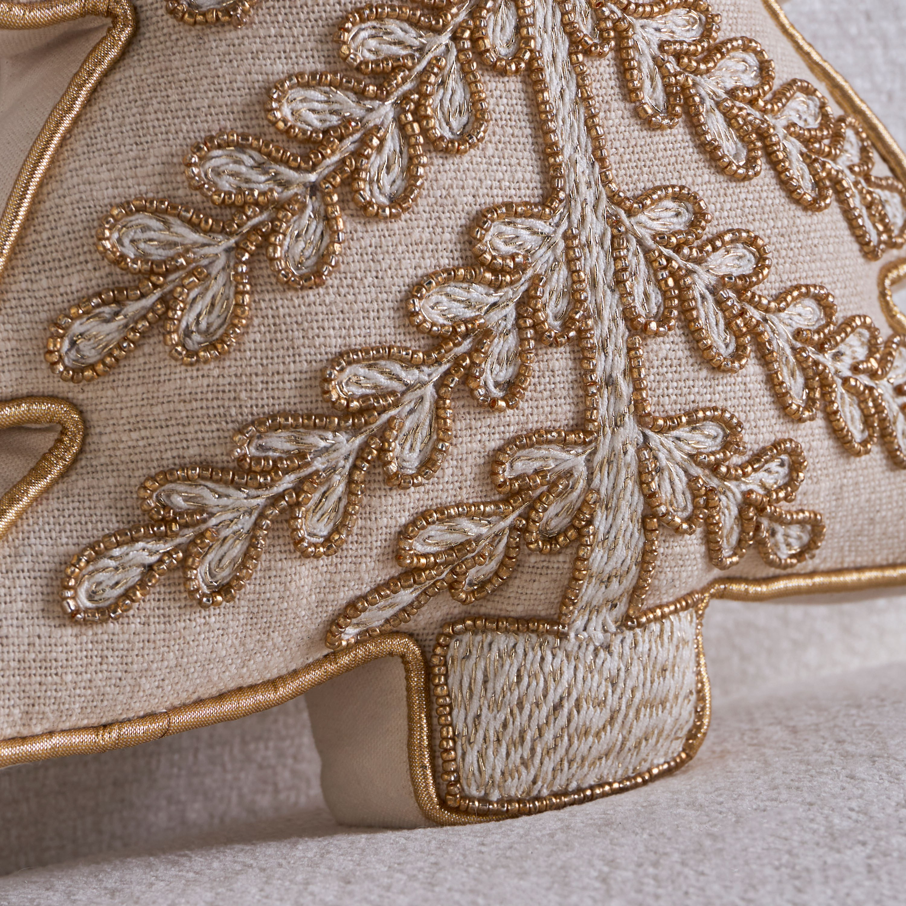 وسادة مزينة بالخرز بتصميم شجرة عيد الميلاد وينتر وندرلاند - 40 × 32 سم-household-bedding-pillows-image-3
