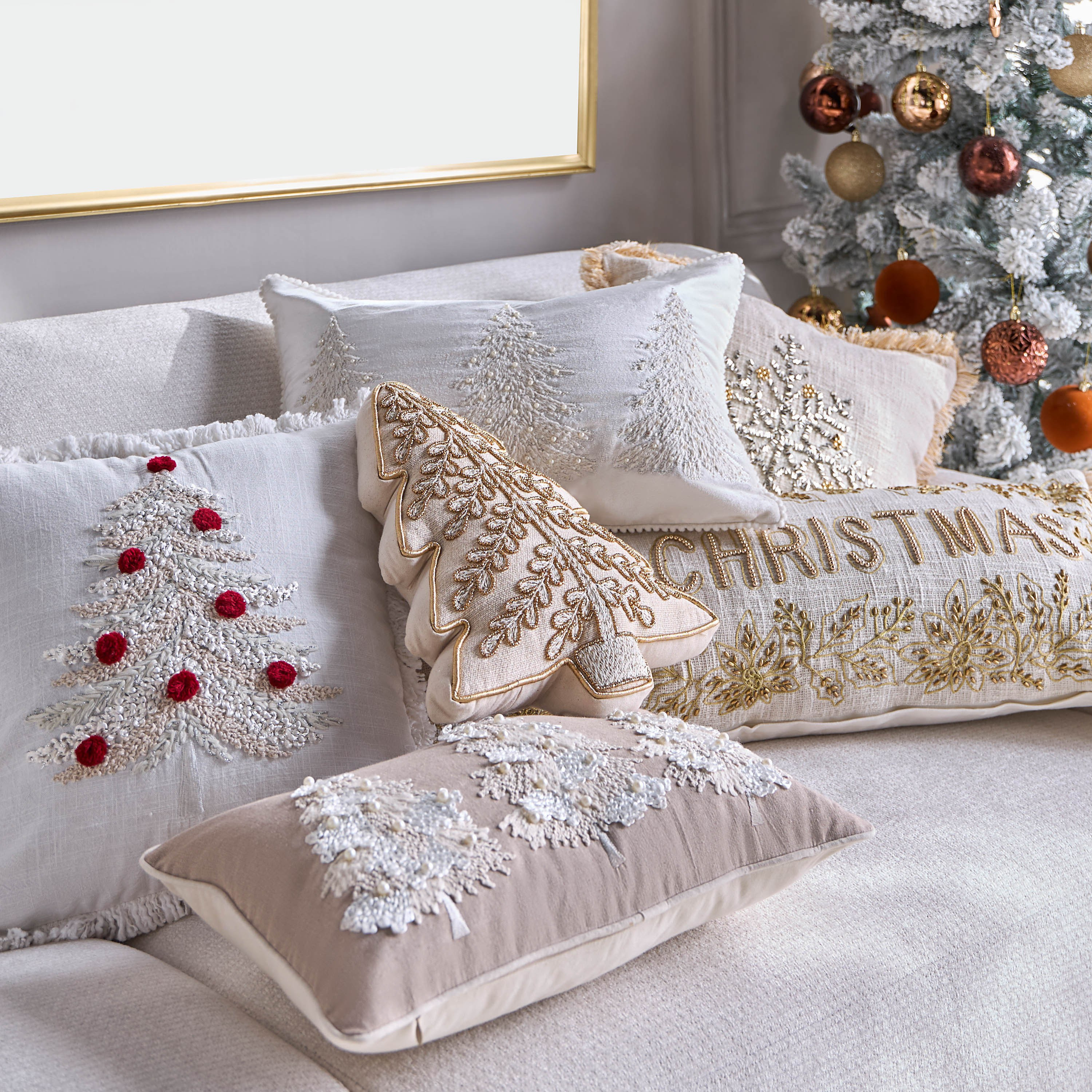 وسادة مزينة بالخرز بتصميم شجرة عيد الميلاد وينتر وندرلاند - 40 × 32 سم-household-bedding-pillows-image-4