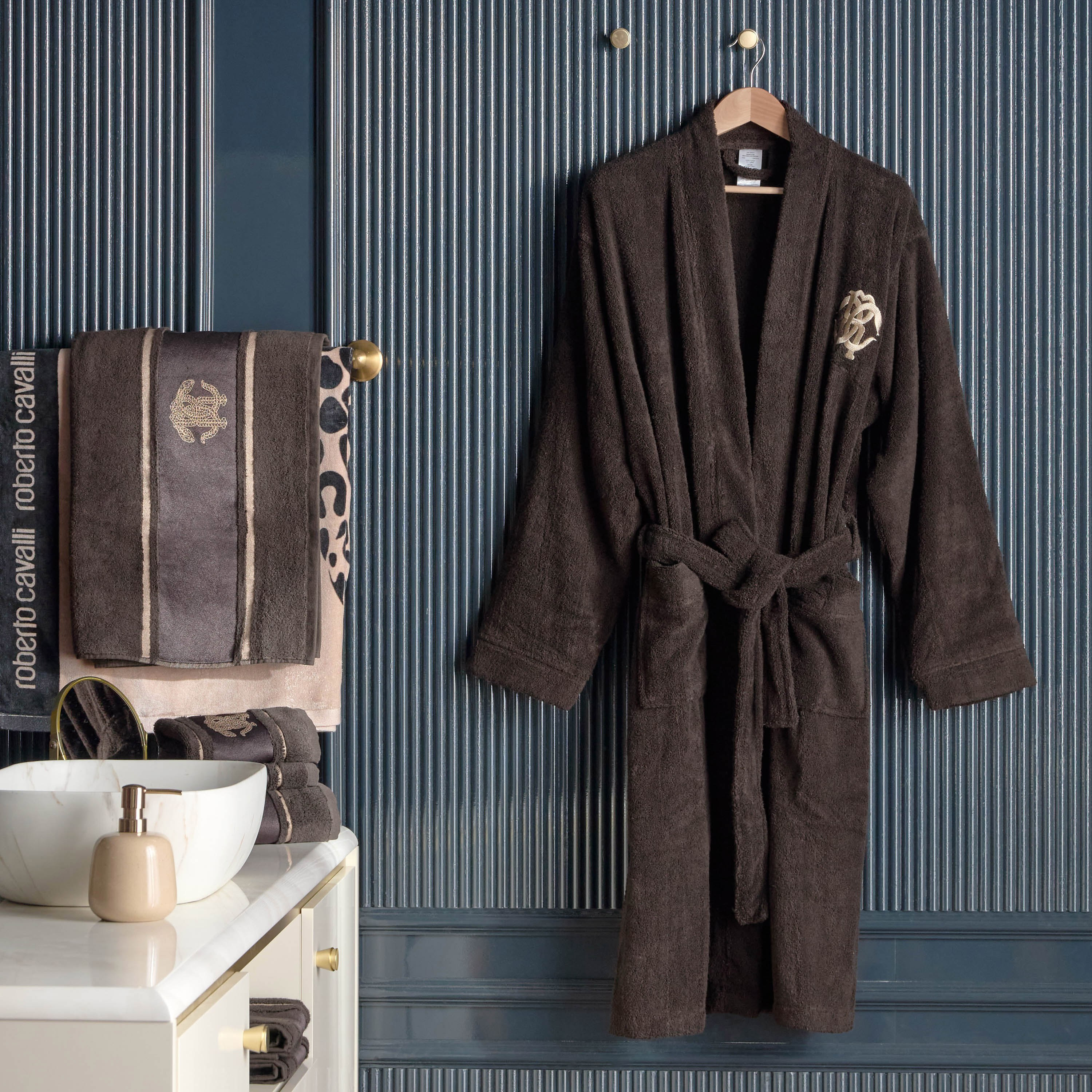 منشفة يد قطن وزن 550 جرام/متر مربع - روبرتو كافالي - 50×90 سم-household-bathandlaundry-bathlinen-towels-image-4