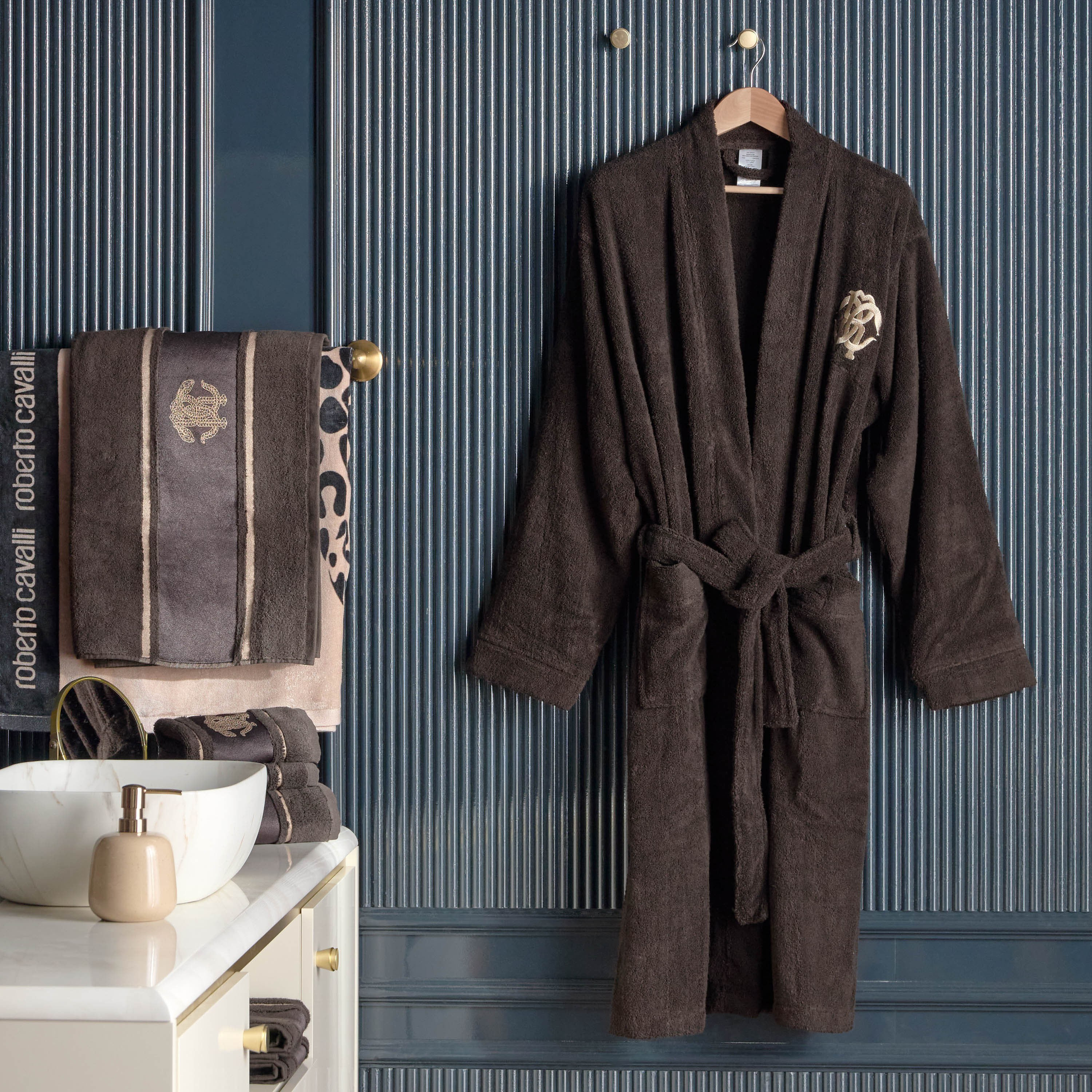 طقم مناشف يد قطنية 4 قطع بكثافة 550 جرام لكل متر مربع - روبرتو كافالي - 40×40 سم-household-bathandlaundry-bathlinen-towels-image-5