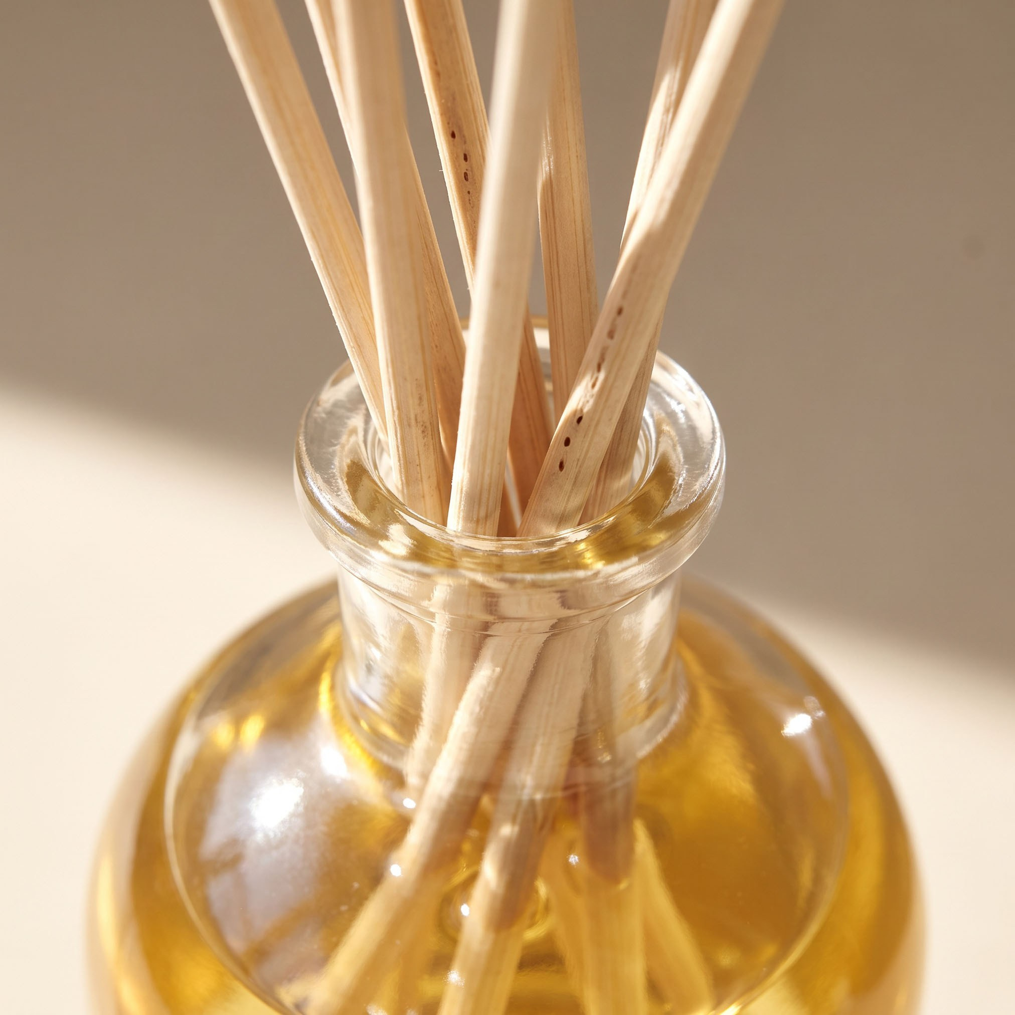 Olphactory Sandalwood Noir Reed Diffuser - 250 ml-household-homefragrance-reeddiffusers-image-3